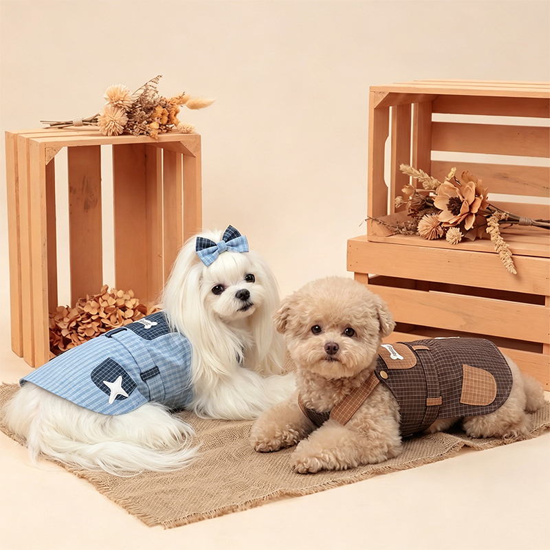 Vestido vaquero con delantal y bolsillos. Lindo atuendo informal para perros pequeños